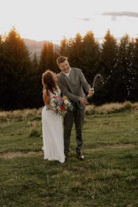Romantisches Hochzeitsportrait in der Natur der Steiermark
