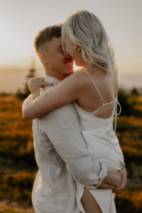 Golden-Hour-Paarshooting auf dem Berg bei Hartberg