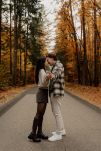 Romantisches Paarfoto zwischen Herbstblättern in Hartberg