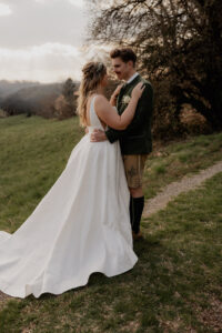 Natürliches Brautpaarfoto bei einer Hochzeit in der Steiermark